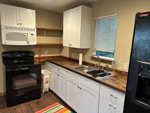 Geladeira, micro-ondas, fogão, cooktop