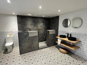 Dusch, hårtork och handdukar