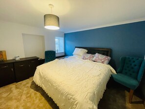 6 bedrooms, iron/ironing board, free WiFi, bed sheets