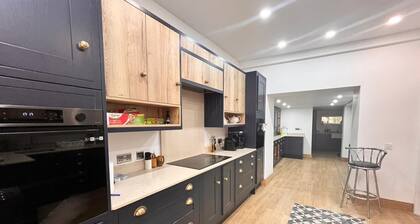 Spacious 6 Bedroom Retreat in Milford Haven