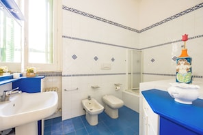 Douche, séchoir à cheveux, bidet, serviettes fournies