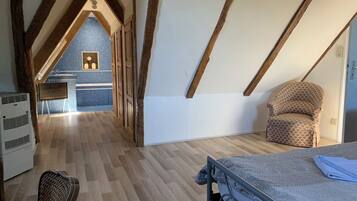 4 slaapkamers, een strijkplank/strijkijzer, reisbedje, gratis wifi