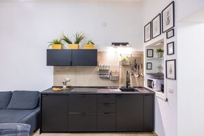 Frigorifero, forno, piano cottura, tostapane