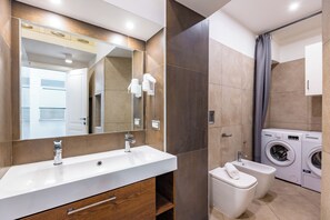 Regadera, secadora de cabello, bidet, toallas 