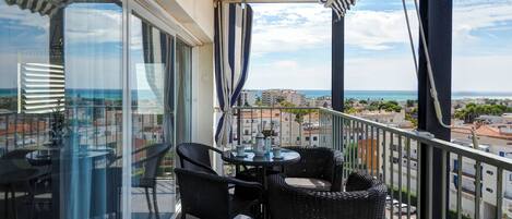 屋外ダイニングエリア