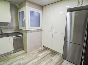 Kühlschrank, Mikrowelle, Ofen, Geschirrspüler