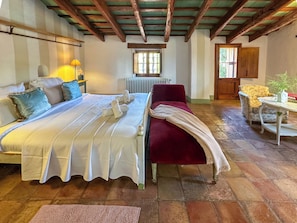 5 bedrooms, iron/ironing board, free WiFi, bed sheets