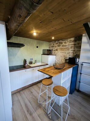 Kühlschrank, Mikrowelle, Herdplatte, Wasserkocher mit Kaffee-/Teezubehör