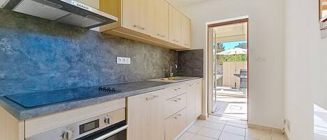 Micro-ondes, four, plaque de cuisson, lave-vaisselle