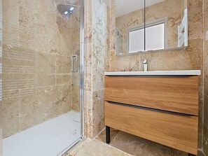 Dusche, Haartrockner, HandtĂŒcher, Seife