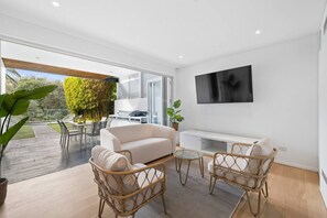 Outdoor dining - Walk to Waves - Bronte Stay (Bronte)