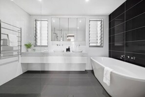 Towels, toilet paper - Walk to Waves - Bronte Stay (Bronte)