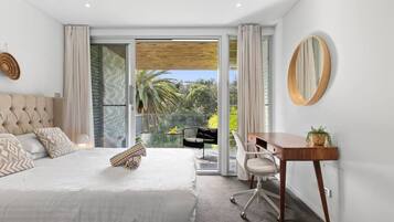 4 bedrooms, desk, free WiFi, bed sheets