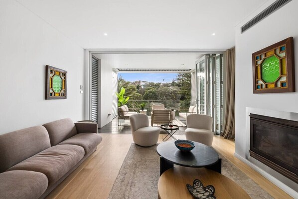 Smart TV - Walk to Waves - Bronte Stay (Bronte)