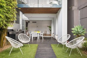 Outdoor dining - Walk to Waves - Bronte Stay (Bronte)