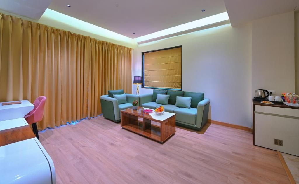 Una sala moderna con un sofá, una mesa de centro y un comedor con mesa y sillas.
