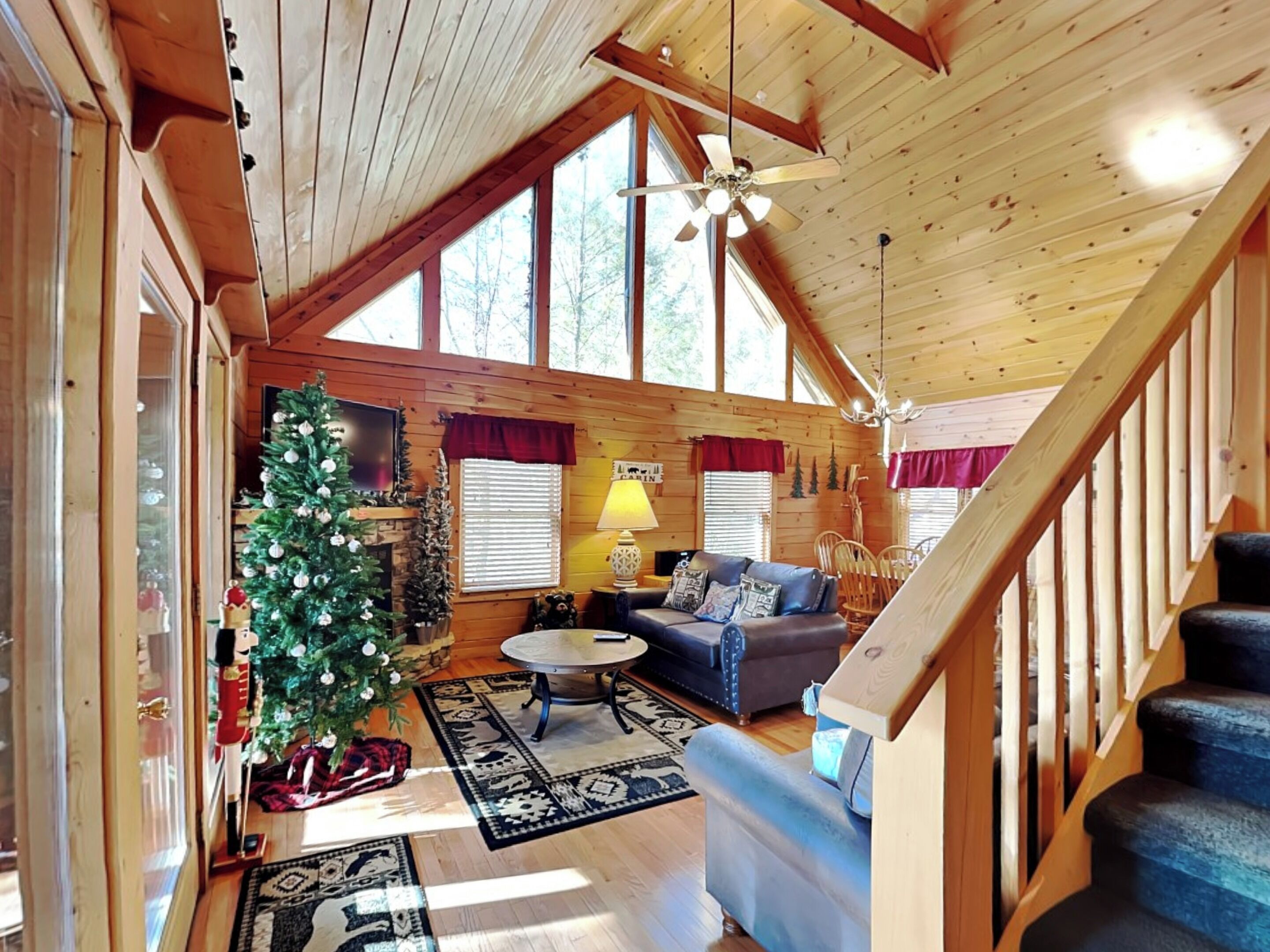 开间 (3 Bedrooms) | 起居区 | 电视、壁炉、游戏机、DVD 播放器