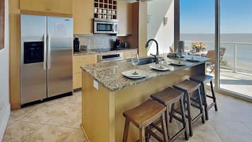 Condo (3 Bedrooms) | Property amenity