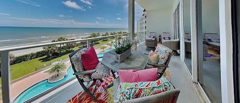 Condo (3 Bedrooms) | Front of property