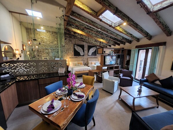 Ein modernes Interieur mit Essbereich, Wohnzimmer und Küche.