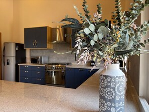 Microwave, coffee/tea maker, cookware/dishes/utensils - Casa Flores – Ideal Stay in ValQuirico (Val'Quirico)