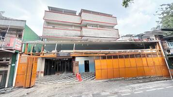 Vista frontal de la propiedad