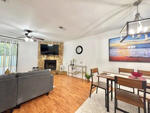 Smart TV y chimenea 