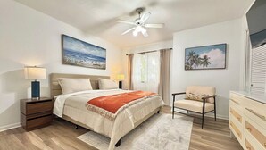 A bedroom with a bed, nightstands, a chair, a dresser, and ceiling fan. - Charming 2-bedroom townhome with AC, WiFi in lovely Jacksonville (Jacksonville)