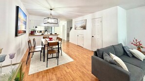 A modern apartment with a dining area, kitchen, and living room. - Charming 2-bedroom townhome with AC, WiFi in lovely Jacksonville (Jacksonville)