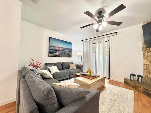 Charming 2-bedroom townhome with AC, WiFi in lovely Jacksonville