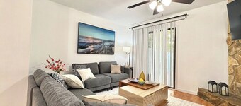Charming 2-bedroom townhome with AC, WiFi in lovely Jacksonville