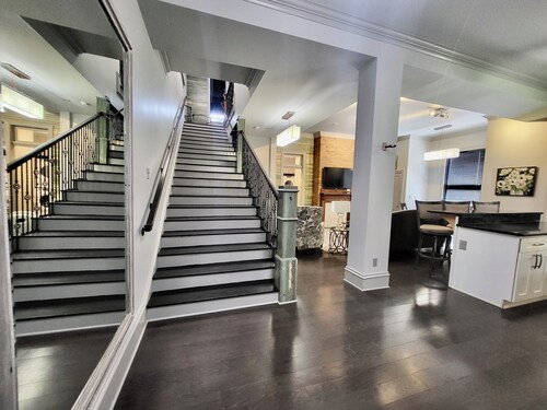 Large two floor 4-bedroom 2.5 bath apartment w AC, WiFi in downtown Glasgow KY