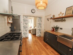 Dishwasher, cookware/dishes/utensils - 43 Station Road (Keswick)