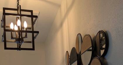 Charming 2-bedroom apartment with AC, WiFi, Washer dryer and free parking