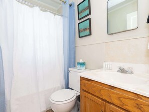 Shower, hair dryer, towels - South End Zone on 11th | Best Playoff Weekend Rate (Oxford)