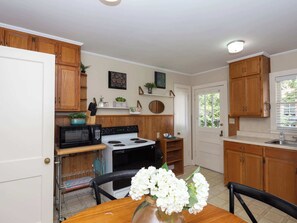 Fridge, microwave, oven, stovetop - South End Zone on 11th by Apex Short Term Stays (Oxford)