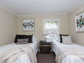 2 bedrooms, iron/ironing board, WiFi, bed sheets - South End Zone on 11th | Best Playoff Weekend Rate (Oxford)