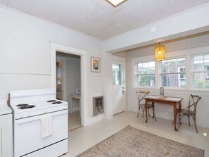 ثلاجة، ميكروويف، فرن، موقد طهي مسطح