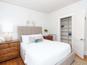 3 bedrooms, iron/ironing board, WiFi, bed sheets - North End Zone on 11th| Best Playoff Weekend Rate (Oxford)