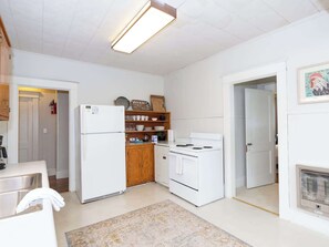 ثلاجة، ميكروويف، فرن، موقد طهي مسطح