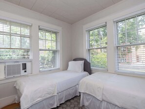 3 عدّة غرف نوم ومكواة/لوح كي وواي فاي وملاءات أسرّة