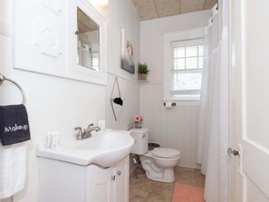 Shower, hair dryer, towels - North End Zone on 11th| Best Playoff Weekend Rate (Oxford)