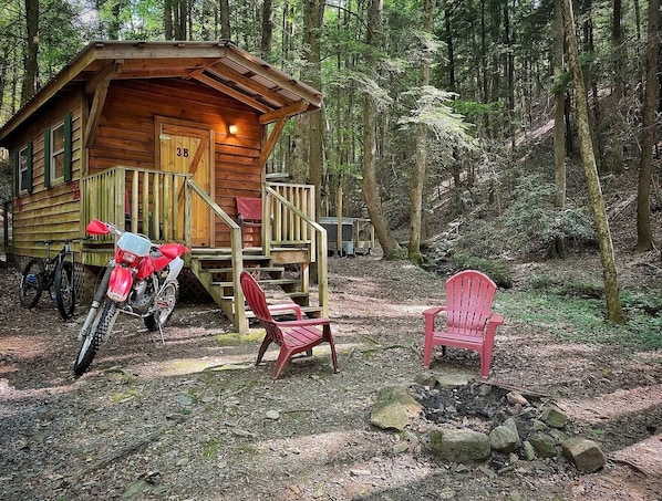 Terrace/patio - Cozy FOX DEN private solo cabin at Mulberry Gap Adventure Basecamp in Ellijay! (Ellijay)