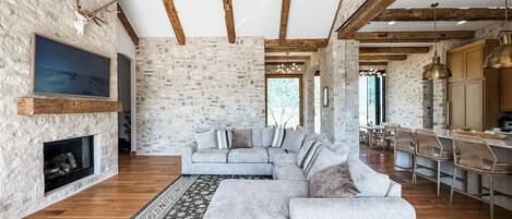 Una televisión, una chimenea