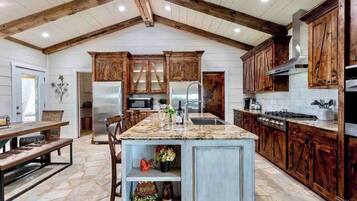 KylskÄp, mikrovÄgsugn, ugn och spishÀll