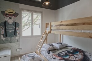 4 عدّة غرف نوم ومكواة/لوح كي وواي فاي مجانًا وملاءات أسرّة