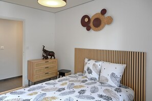 4 bedrooms, iron/ironing board, free WiFi, bed sheets