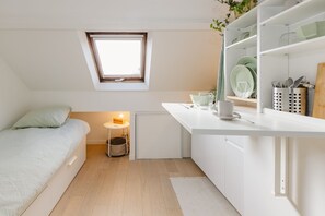 Iron/ironing board, free WiFi, bed sheets