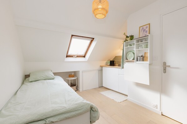 Iron/ironing board, free WiFi, bed sheets