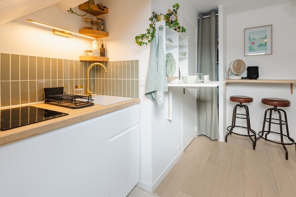 Fridge, microwave, oven, coffee/tea maker